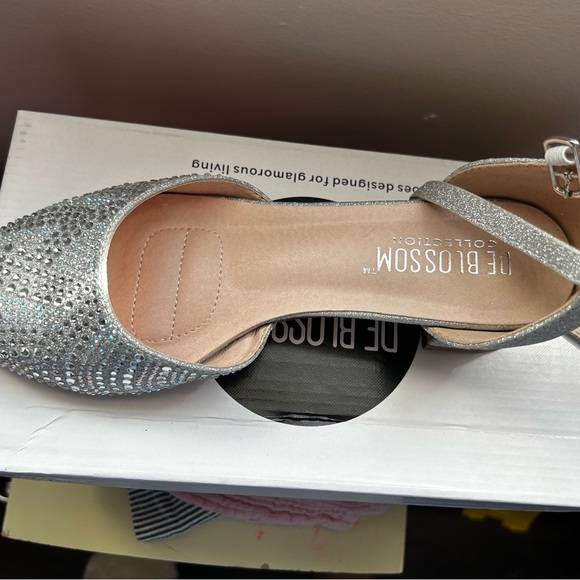 Women’s shoes size 8. - Picture 2 of 5
